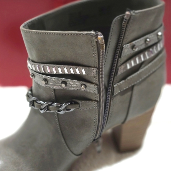 Jennifer Lopez ✦ Black Ankle Boots ✦ Block Heel w/ Leather Straps & Chain Detail - Picture 9 of 14